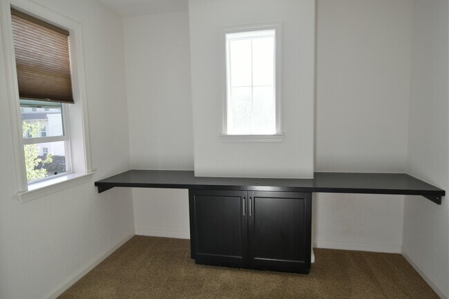 Building Photo - Gorgeous Modern 4 Bedroom 3.5 Bath in Stel...