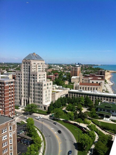 Building Photo - 6325 N Sheridan Rd