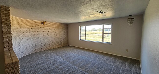 Building Photo - 1575 S Roosevelt Rd 6