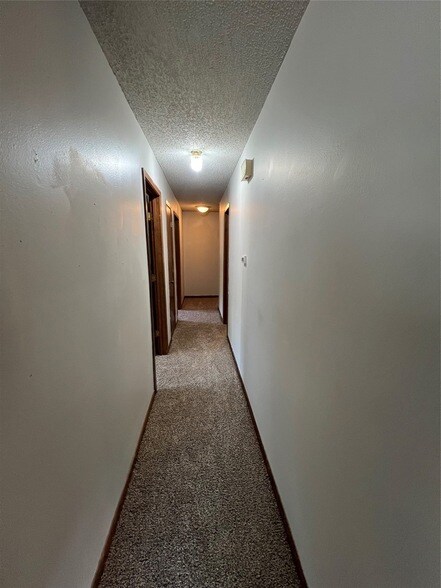 Building Photo - 411 W Pelton St