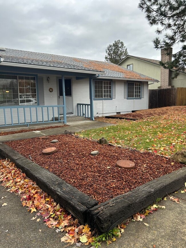 Building Photo - 3 Bedroom 2 Bath Single Family Home