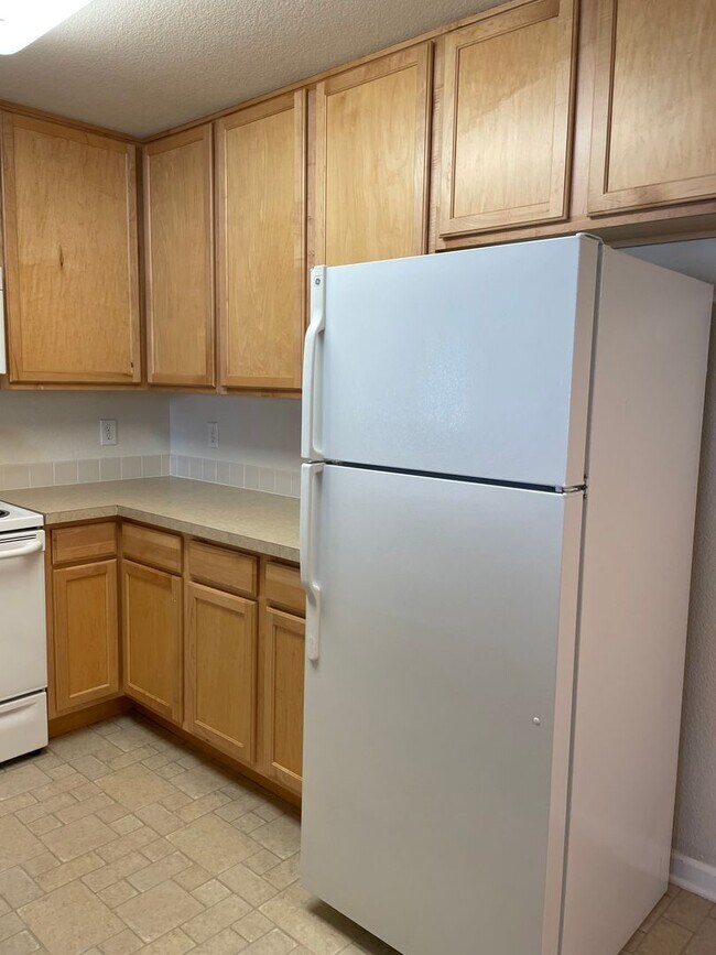 Building Photo - 2 bed/2 bath 2nd-floor condo in Lakeshores at Centerra.