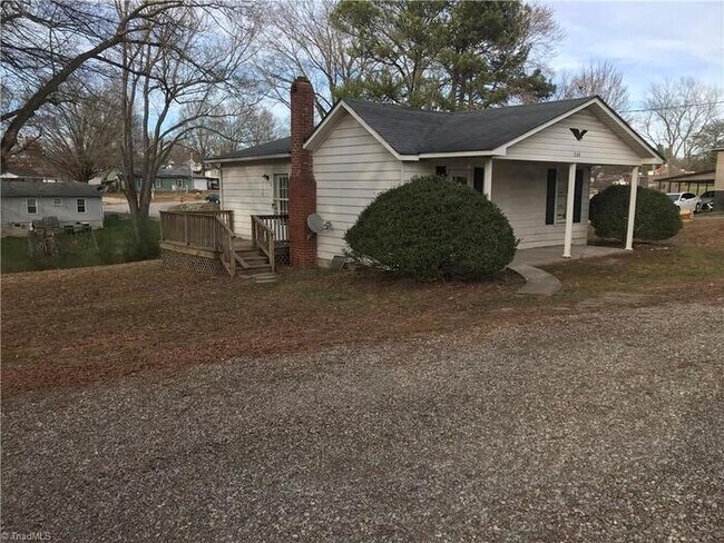 Building Photo - Cute Stoneville Bungalow