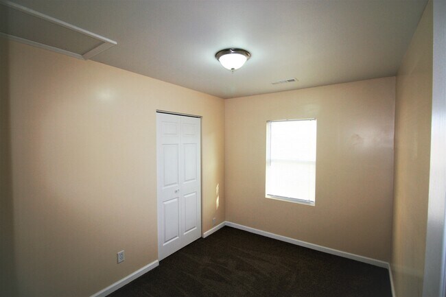 Building Photo - 920 Devils Glen Rd