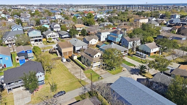 Building Photo - 818 Cedar Rd