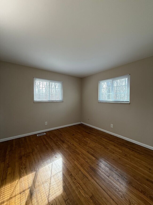 Building Photo - 3 Bedroom House Available Now!