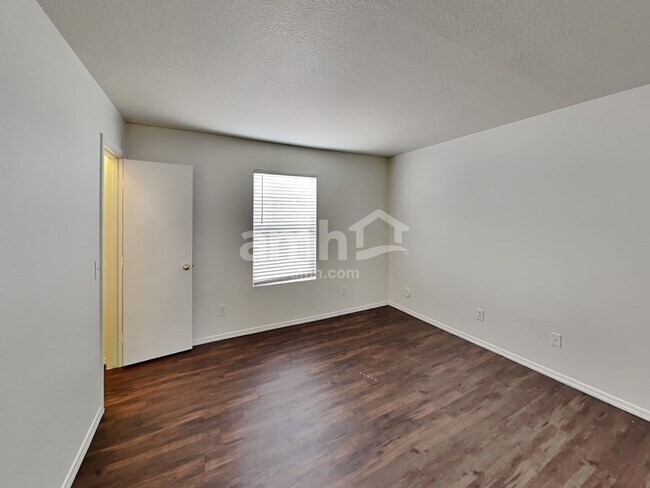 Building Photo - 1212 E Renegade Trl