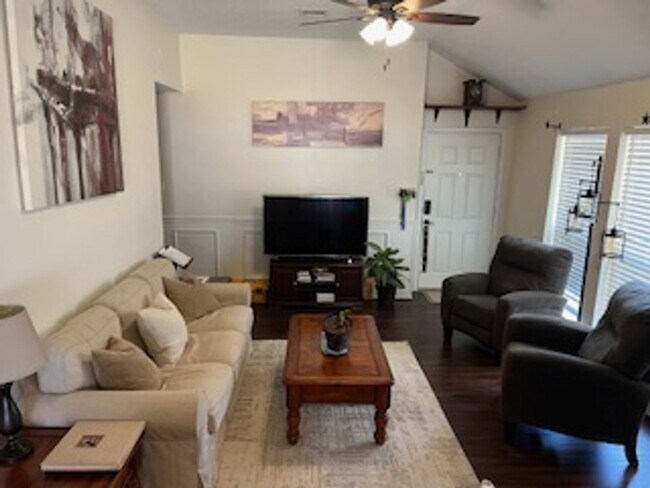 Building Photo - College Station - 3 bedroom / 2 bath / Gar...