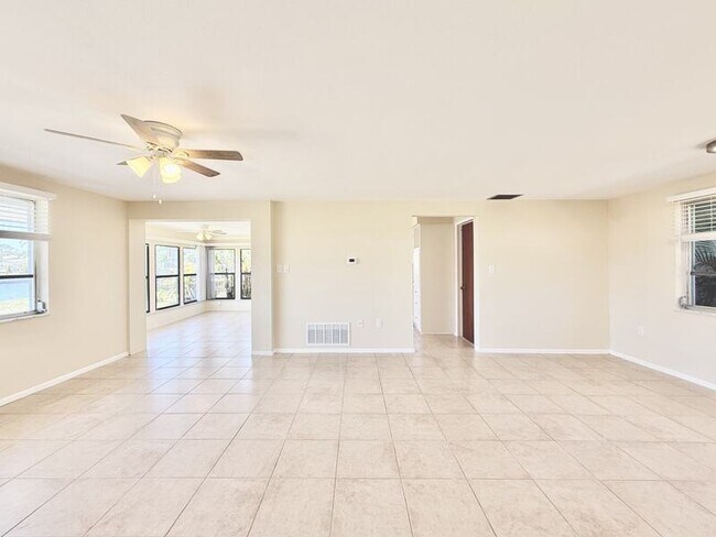 Building Photo - 8026 Brighton Dr