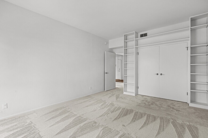 Building Photo - 1167 Roxbury Dr