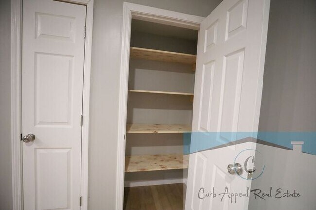 Building Photo - Fully renovated 2 bed 2 bath townhouse