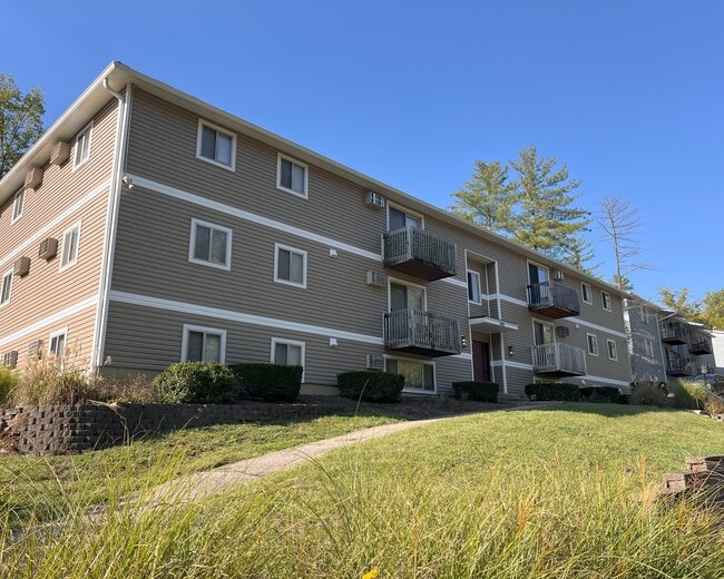 Building Photo - 5605 Happy Hollow Rd