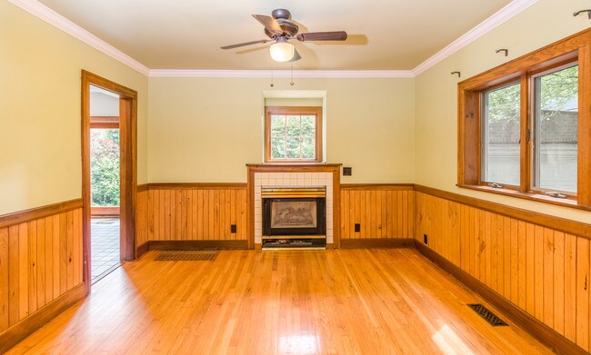 Building Photo - 606 Valley Ave NW