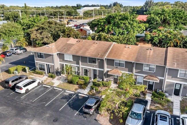 Building Photo - 850 Hill Dr