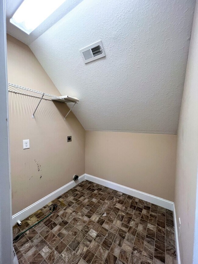 Building Photo - SPACIOUS 2 STORY HOME WITH 3 BEDROOM, 2.5 BATHROOM IN KARNS!!