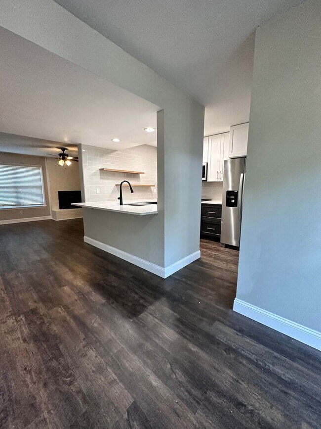 Building Photo - 2335 Brookview Ct