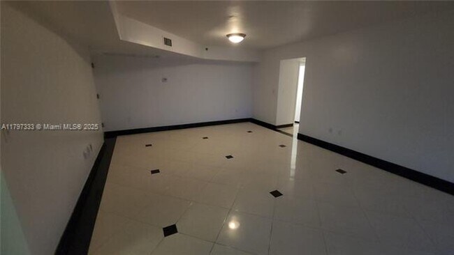 Building Photo - 5900 Collins Ave
