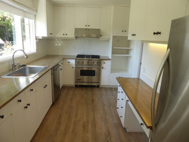 Building Photo - SPACIOUS AND SECLUDED THREE BED / TWO BATH HOME IN ROSS WITH POOL