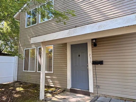 Building Photo - Welcome to this beautifully updated 3-bedroom, 2 full-bath 1400 sqft of modern living space.