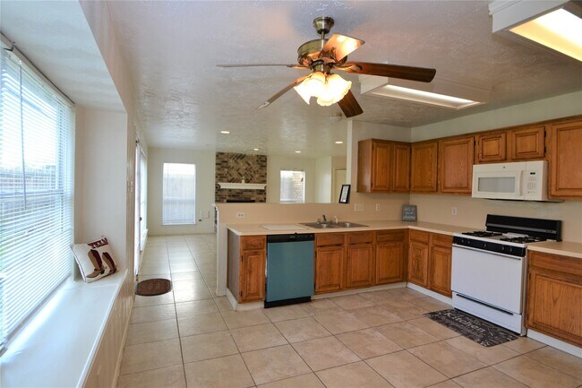 Building Photo - 12410 Meadow Briar Dr