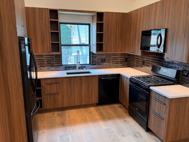 Building Photo - 2111 Hyperion Ave