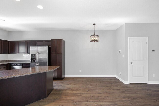 Building Photo - Townhome with Screened Porch!