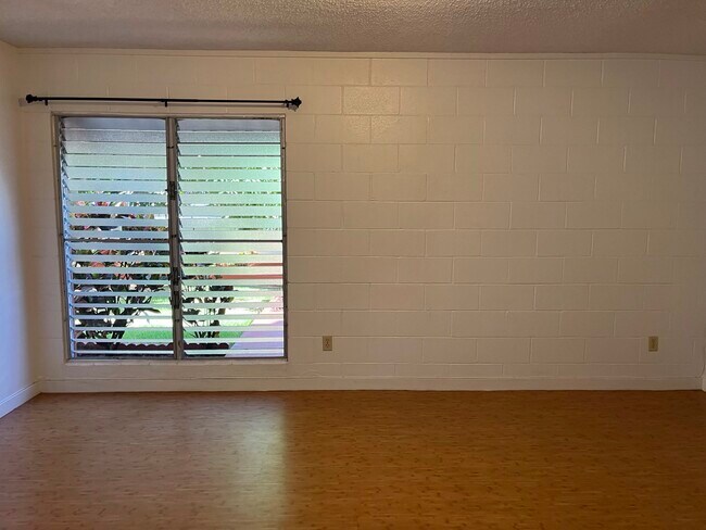Living room (different angle) - 1926 Houghtailing St