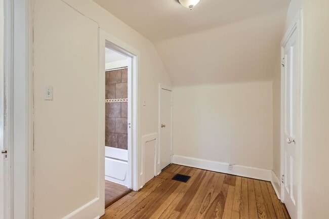 Building Photo - Top Unit (Beautiful Views) Located in the ...