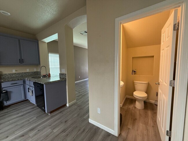 Building Photo - Beautiful 2-Story, 3 Bedroom, 2½ Bathroom ...
