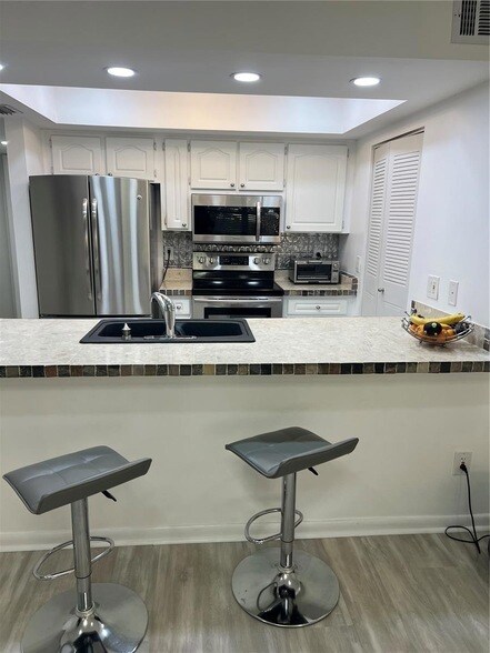 Building Photo - 2400 Winding Creek Blvd