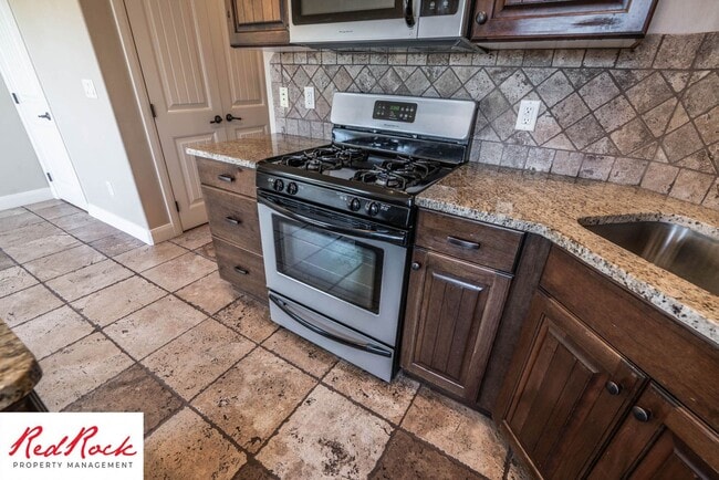 Building Photo - 3 Bedroom Townhome In Southgate Community