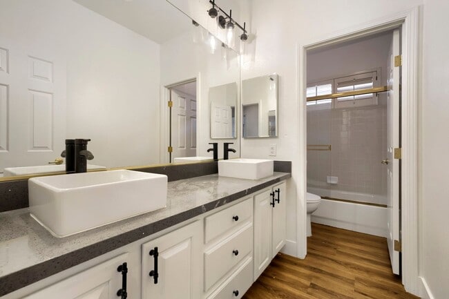 Building Photo - 5 Bedroom Luxury Home In Peccole Ranch!