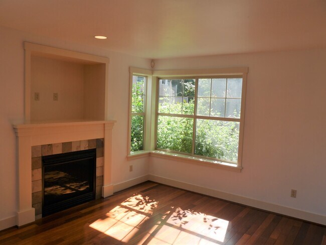 Building Photo - 4 Bedroom Townhouse Blocks from Seattle Un...