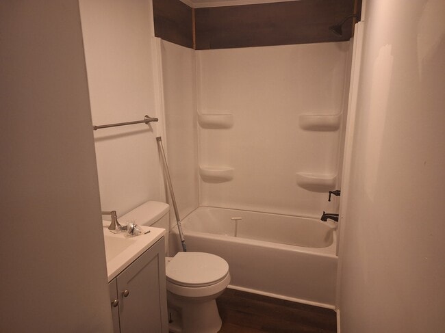 Building Photo - 836 W 11th St