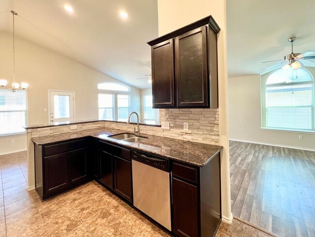 Building Photo - 3 Bed 2 Bath with an Office Space
