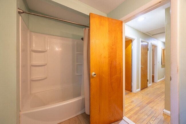 Building Photo - 3-Bedroom Ranch with Updated Kitchen