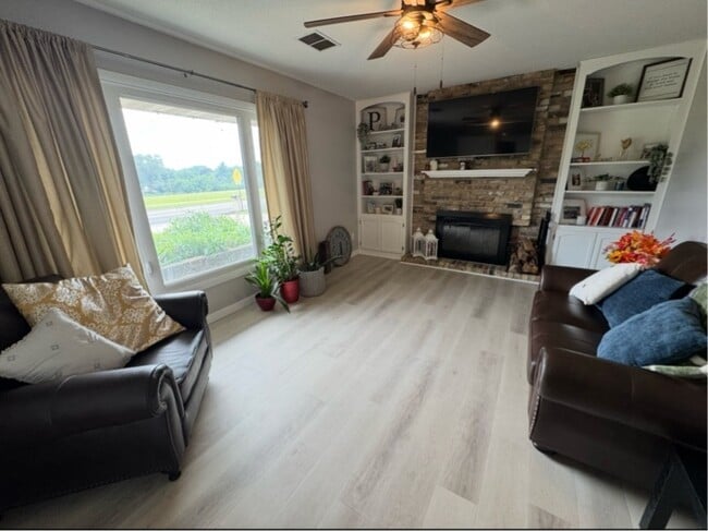 Building Photo - 8370 Hillside Trail S