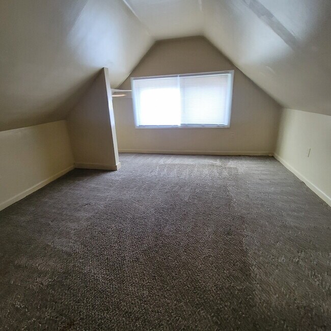 Building Photo - Near Southeast 3BR/2BA Home w/Central Air!