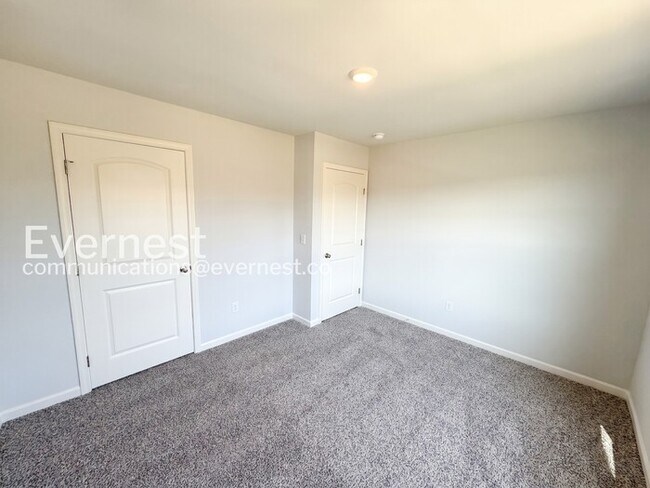 Building Photo - 3 Bed/2.5 Bath Town Home with Garage / Pet-Friendly / Vouchers Accepted / Coming Soon!