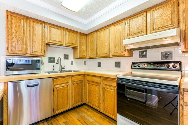 Building Photo - Bright and Spacious Townhome Living Near Reston