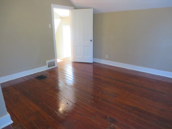 Building Photo - Two Bedroom Home with a bonus room/3rd bedroom in Historic District (Williams-Woodland Historic P...