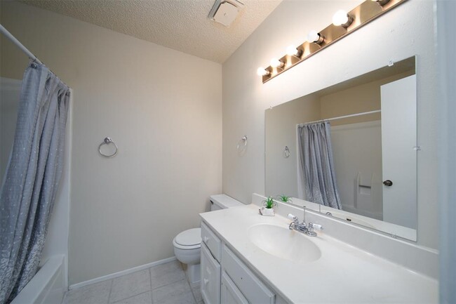 Building Photo - 10619 Chapel Hill Dr