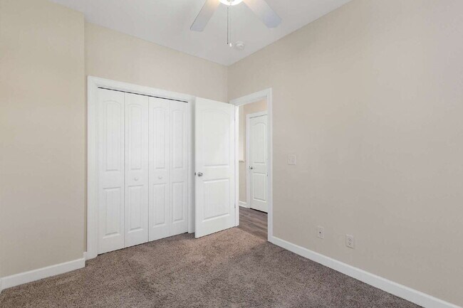 Building Photo - Coastal Comfort Awaits: Spacious 3-Bed, 3-Bath Townhouse in Surf City!