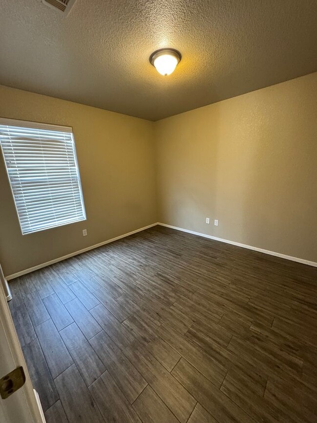 Building Photo - *$500 off first months rent?Beautiful 3 Be...