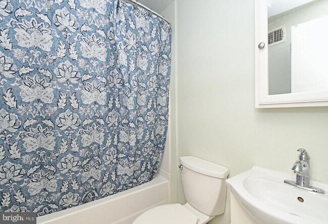 Building Photo - 1554 N Lawrence St