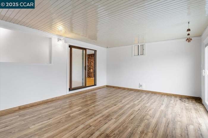 Building Photo - 987 Vía Bregani