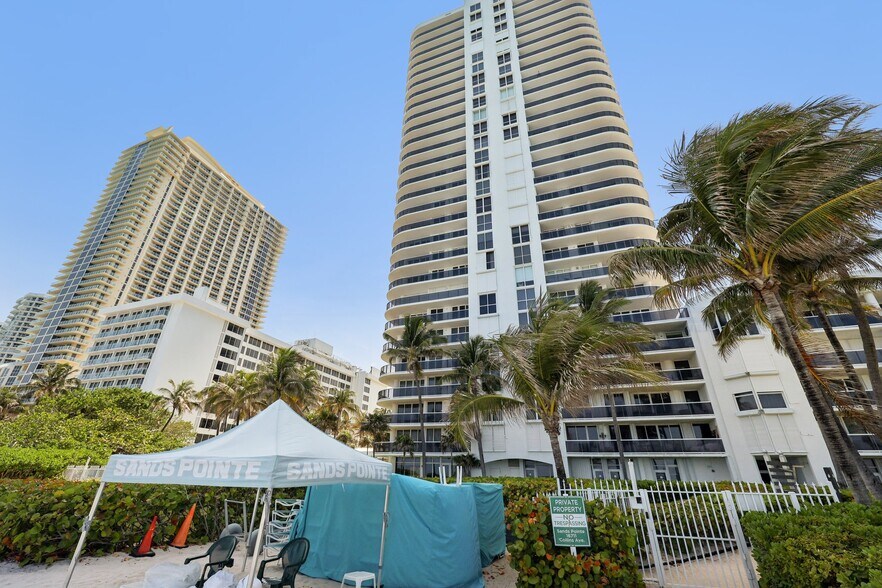 Building Photo - 16711 Collins Ave
