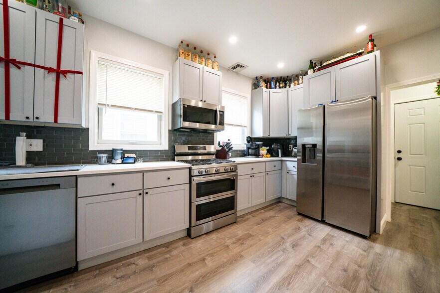 Building Photo - 137 Centre St