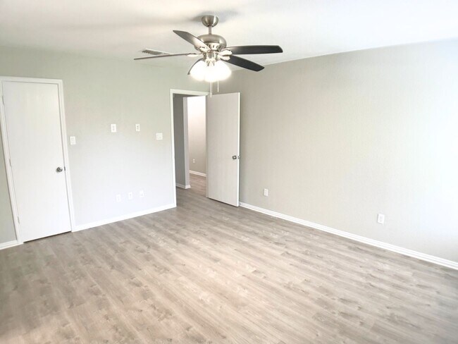 Building Photo - Fully Renovated 3-Bedroom in North Fort Wo...