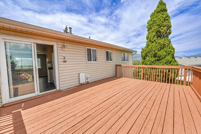 Building Photo - $1,850, 4 bed, 2 bath, located on Colorado...